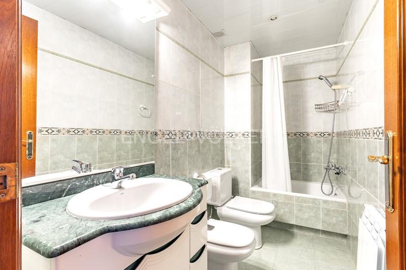 Foto 9f9c050a-0da2-4e17-83a6-ddd25447ddc9. Maison avec chauffage parking dans Singuerlín Santa Coloma de Gramenet