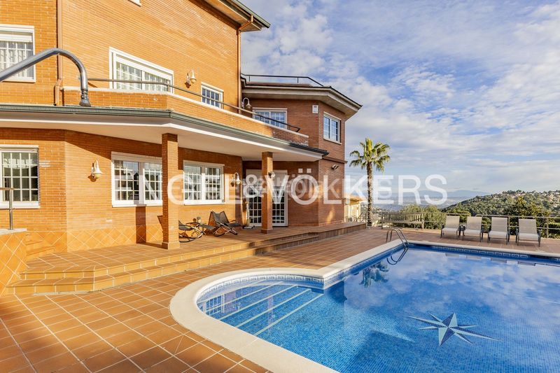 Foto 0a1d74b2-96a8-4e83-96bf-fe51476cbe71. Casa amb calefacció aparcament piscina a Corbera de Llobregat