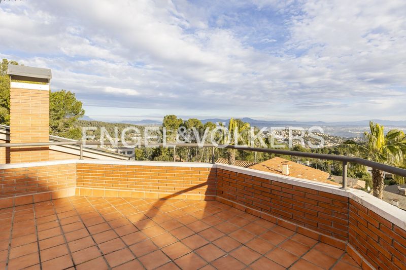Foto 1f1be1f3-053b-4e45-8655-50c2a4e59c18. Casa amb calefacció aparcament piscina a Corbera de Llobregat