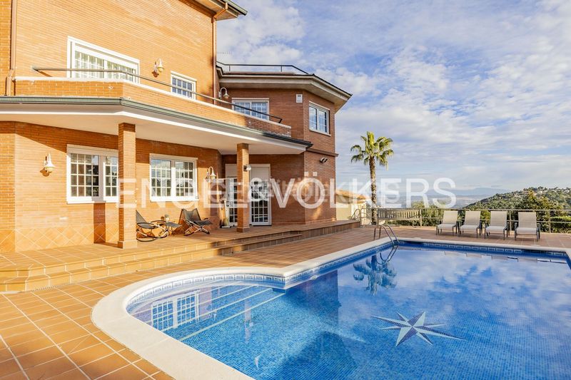 Foto 48fce758-e836-4e00-86aa-e27e2a00d400. Casa amb calefacció aparcament piscina a Corbera de Llobregat