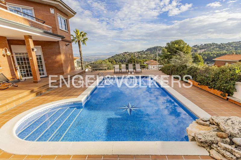 Foto 671d53cc-987e-41bc-86aa-693c49b12e63. Casa amb calefacció aparcament piscina a Corbera de Llobregat