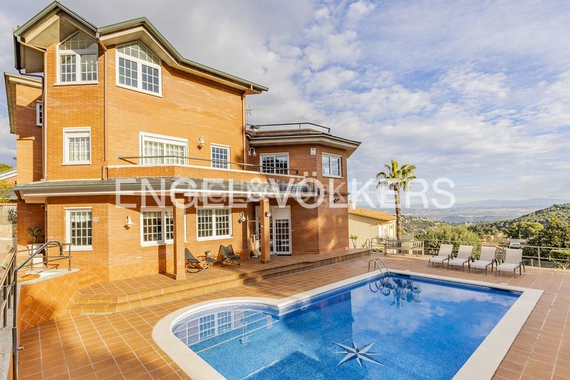 Foto b93e9bc1-ca66-4b41-b16e-8d16ae387db3. Casa amb calefacció aparcament piscina a Corbera de Llobregat