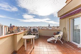 Attique à El Camp de l´Arpa del Clot. Exclusivo atico con impresionante terraza a nivel en el clot