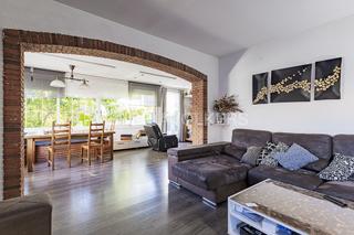 Casa a Palau-solità i Plegamans. Adosado a tres vientos con placas solares, parking y sótano.