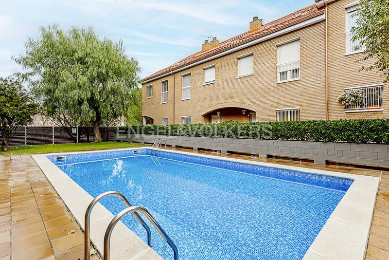 Foto 11a42597-0cfa-42d0-bace-42627344f283. Casa adossada amb calefacció aparcament piscina a Molins de Rei