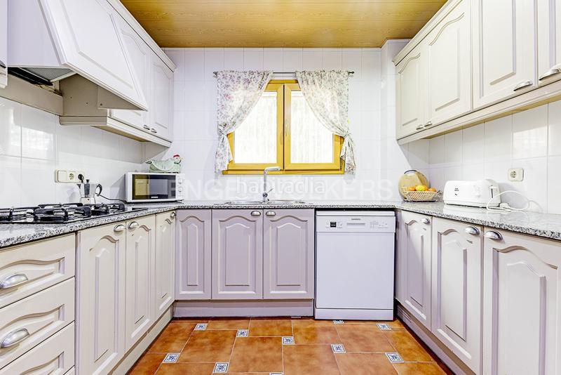 Foto 24d48487-6fc3-452e-be1d-928cf0aac83c. Casa adossada amb calefacció aparcament piscina a Molins de Rei