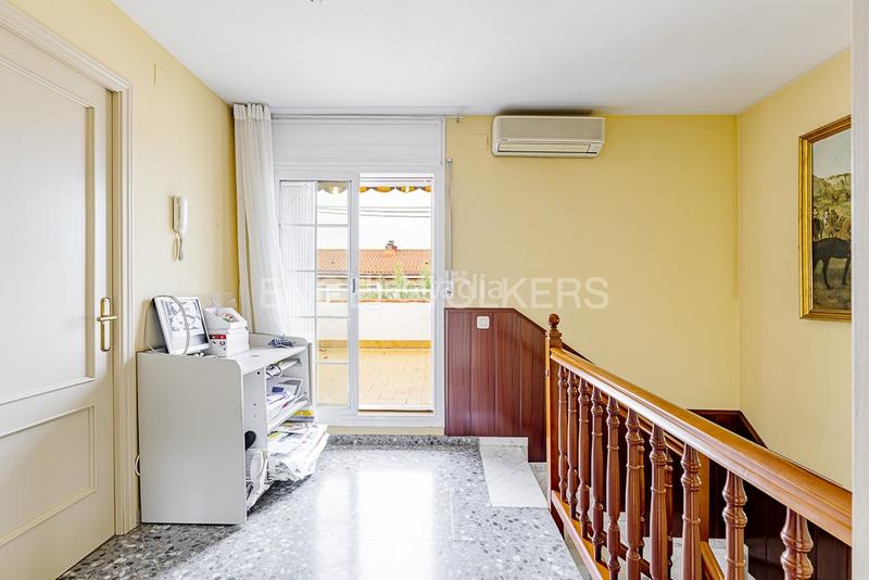 Foto 2a88a9aa-c920-4f95-8097-d0df0e05d2f6. Casa adossada amb calefacció aparcament piscina a Molins de Rei