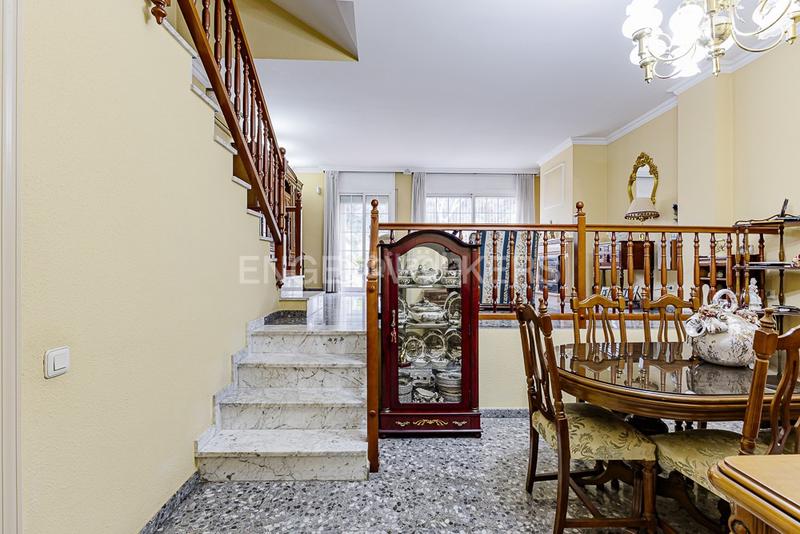 Foto 3187bf55-c0a3-4036-af04-0f57e87c1447. Casa adossada amb calefacció aparcament piscina a Molins de Rei