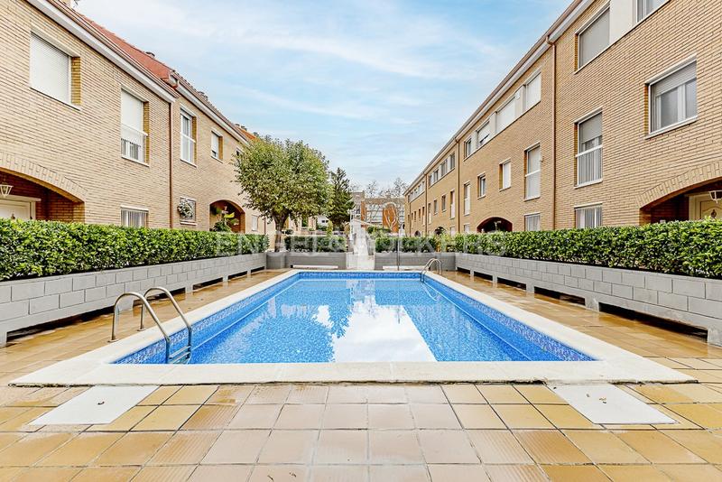 Foto 32e0a742-8489-4bf7-8253-1b1578167587. Casa adossada amb calefacció aparcament piscina a Molins de Rei