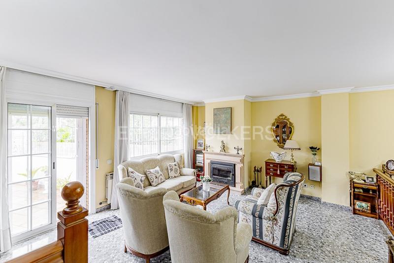 Foto 3bc7b2b9-93b7-484d-b896-2e01c6374b3e. Casa adossada amb calefacció aparcament piscina a Molins de Rei