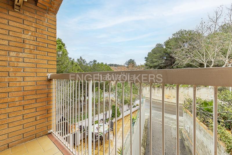 Foto 4ac61d4f-de6d-4c3d-921d-36bf335a9c35. Casa adossada amb calefacció aparcament piscina a Molins de Rei