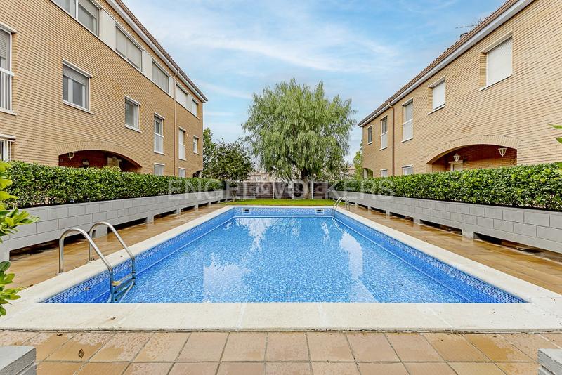 Foto 51969b66-1c49-4532-aca2-6b8c43bef154. Casa adossada amb calefacció aparcament piscina a Molins de Rei