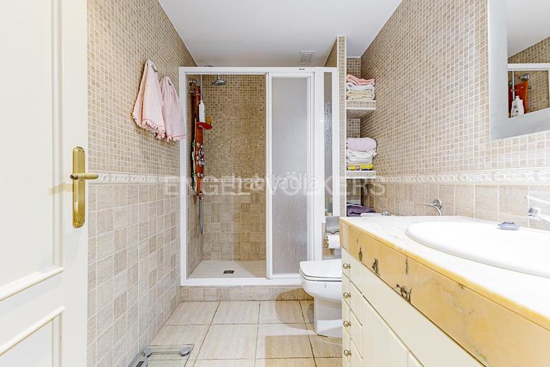 Foto 5789a934-13dd-475c-aac2-afebd99f98fc. Casa adossada amb calefacció aparcament piscina a Molins de Rei