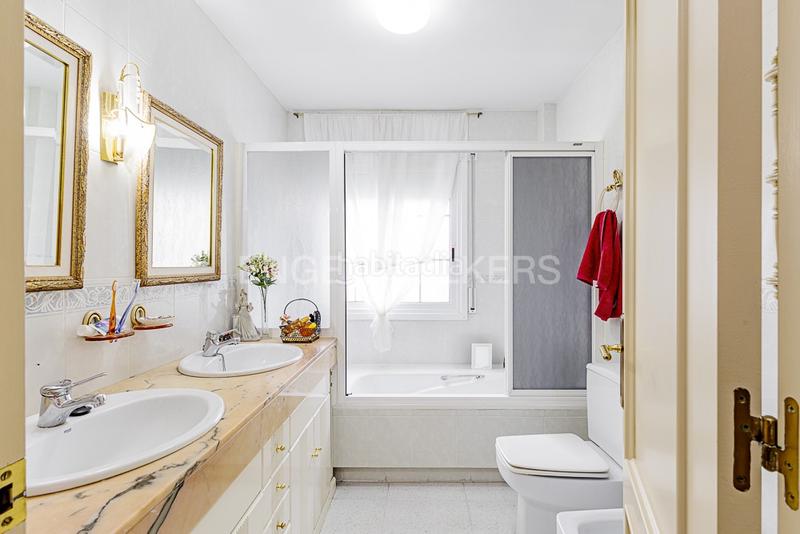 Foto 9a11b668-7824-46fb-8c9f-b0d8f6914d7a. Casa adossada amb calefacció aparcament piscina a Molins de Rei