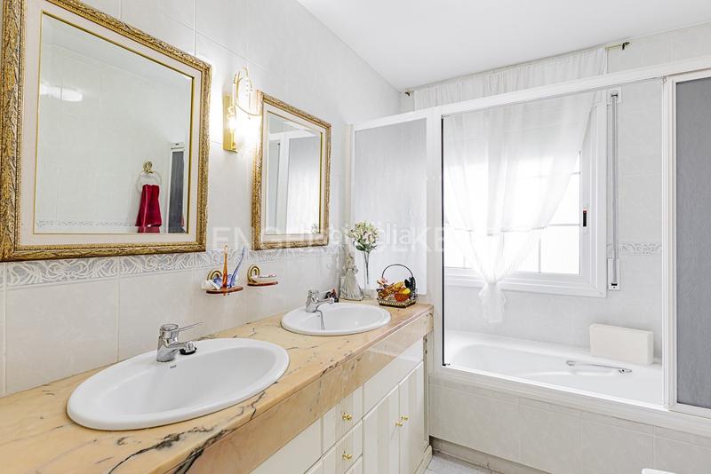 Foto a6309966-c373-4270-a646-4ae49fa4377a. Casa adossada amb calefacció aparcament piscina a Molins de Rei