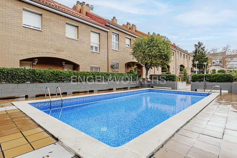 Foto a764f82c-86d8-43f8-bc04-214ce1f12623. Casa adossada amb calefacció aparcament piscina a Molins de Rei