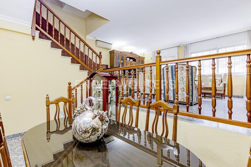 Foto d571f9f9-a75f-401c-ba14-fa7948b165d6. Casa adossada amb calefacció aparcament piscina a Molins de Rei