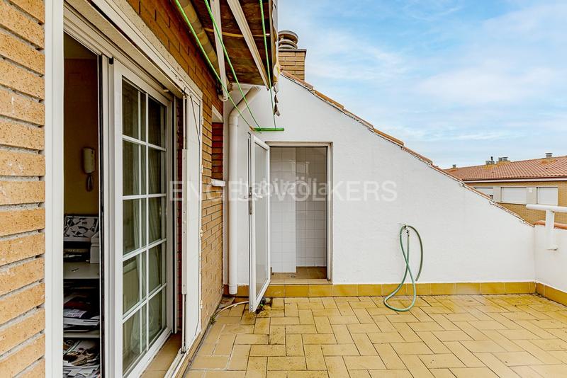 Foto df29290c-6b01-42fe-a88c-50df8ad251bc. Casa adossada amb calefacció aparcament piscina a Molins de Rei