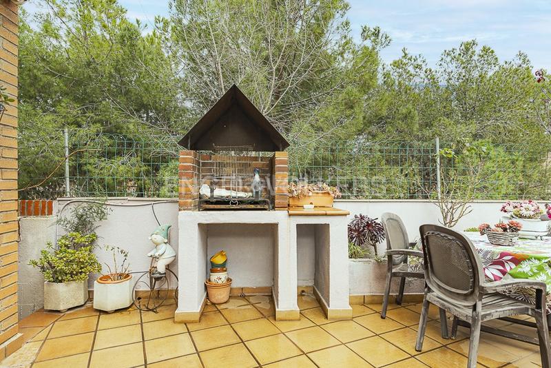 Foto e2880884-5463-4ef5-9a4b-ee09d62f47d1. Casa adossada amb calefacció aparcament piscina a Molins de Rei