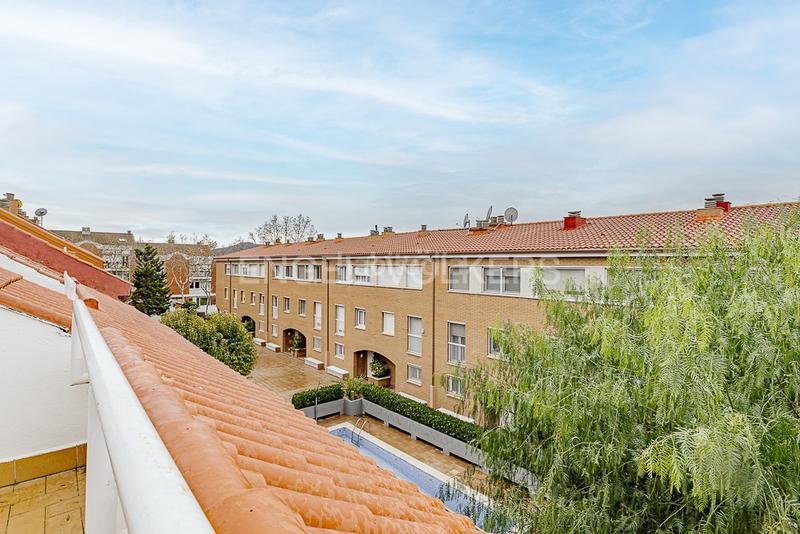 Foto f0e9ce6f-2d68-410c-9fe6-0b67ab74e252. Casa adossada amb calefacció aparcament piscina a Molins de Rei