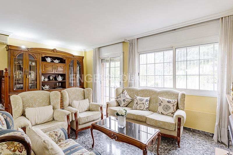 Foto f23af72f-265d-46ff-a895-1c02c5857fda. Casa adossada amb calefacció aparcament piscina a Molins de Rei