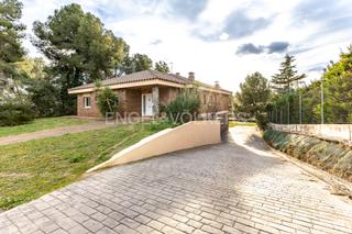 Casa a Castellarnau. Gran casa seminueva y gran terreno en castellarnau