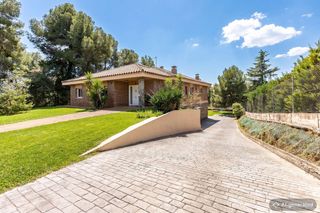 Casa in Castellarnau. Gran casa seminueva y gran terreno en castellarnau