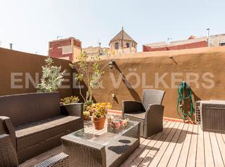 Appartement à Raval. Piso reformado con terraza de 30 m2, cerca de la boquería y las