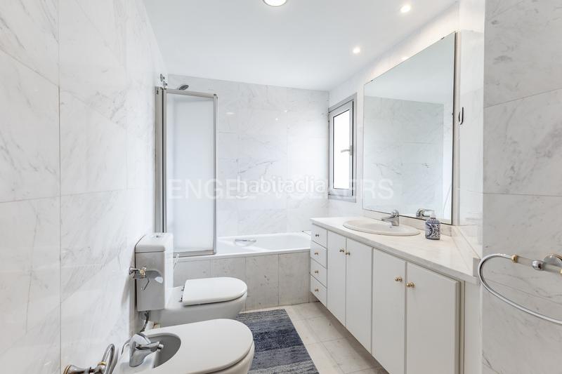 Foto 86d2bafe-3a0a-4340-bf34-d9ce1eb303e1. Appartement avec chauffage parking piscine dans La Vila Olímpica del Poblenou Barcelona