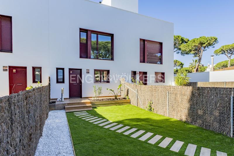 Foto 0932bbcc-19b9-44e3-a537-32dc84e1b62a. House with heating parking pool in La Pineda Castelldefels