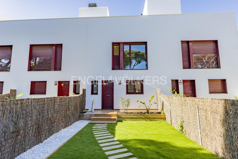 Foto 2ee7a77d-8ced-4ea5-a38f-98c92f93f2ce. House with heating parking pool in La Pineda Castelldefels