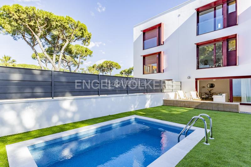 Foto 32c7a619-6515-4f52-8a9e-ffa9832b719c. House with heating parking pool in La Pineda Castelldefels
