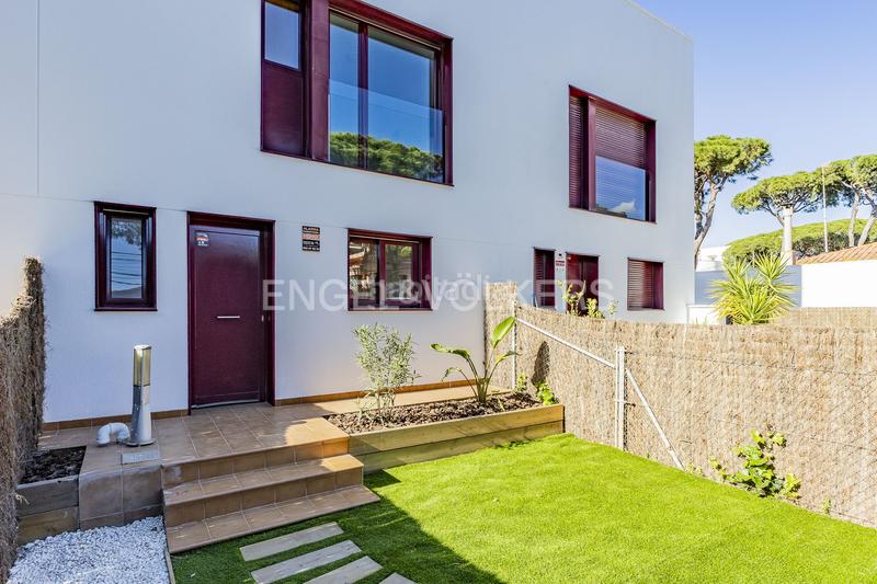 Foto 406f5ba9-04ac-48f9-a3f1-d6edc33571c0. House with heating parking pool in La Pineda Castelldefels