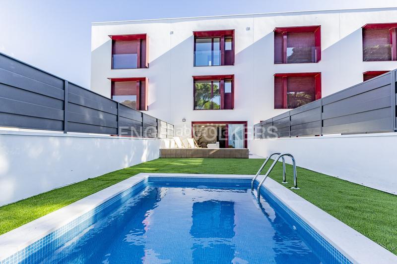 Foto 408362c5-e0be-4db5-9ffd-0b71fddeccc9. House with heating parking pool in La Pineda Castelldefels