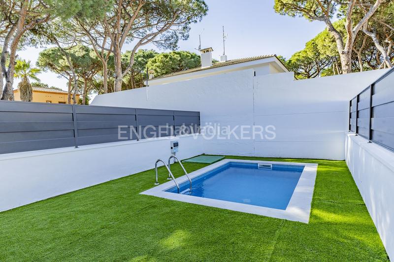 Foto 46e6c552-a920-4ed2-bec1-1eaab5f2937d. House with heating parking pool in La Pineda Castelldefels