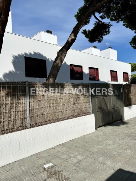Foto 7956e443-60d7-4246-942a-2f7c0d9a47fd. House with heating parking pool in La Pineda Castelldefels