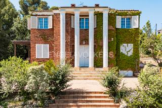 Casa a Bellaterra. Exclusiva casa unifamiliar con amplio jardín en bellaterra
