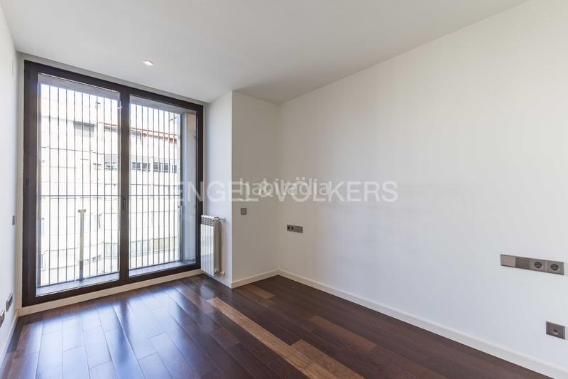 Foto 034d18af-2ef4-4772-8606-b6238151c153. Apartamento luminoso piso con balcón corrido y parking en galvany en Barcelona