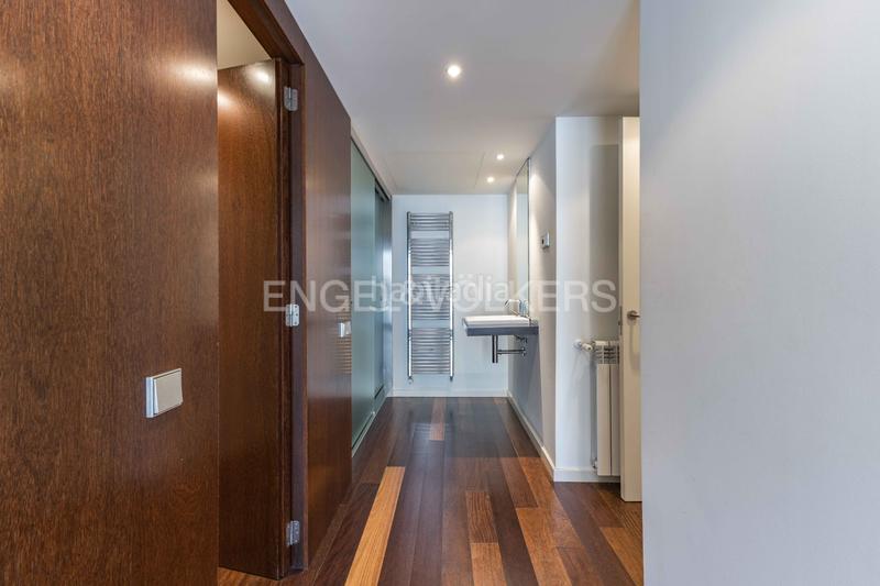 Foto 0fc5475d-c744-4653-95b2-21df5b178515. Apartamento luminoso piso con balcón corrido y parking en galvany en Barcelona