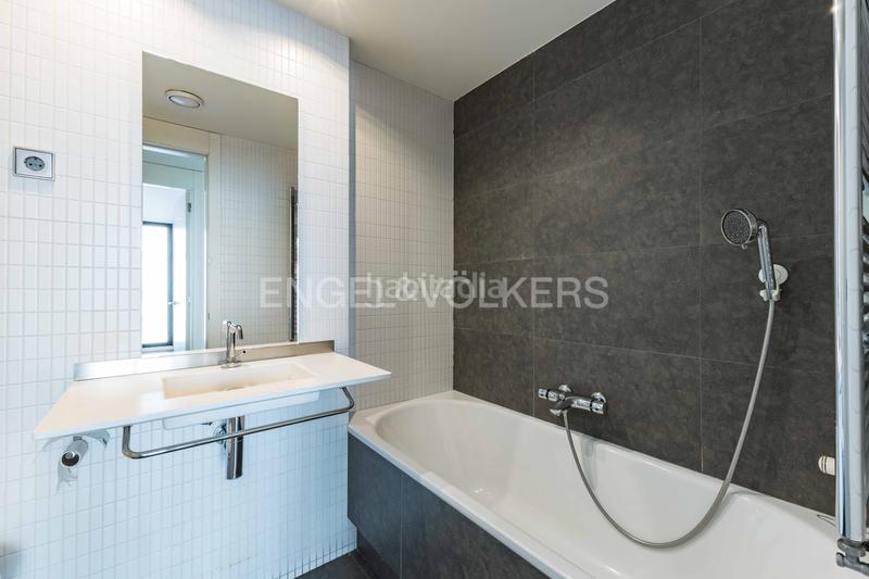 Foto 649947a1-b5b3-47f1-86f2-160ba7cdcefb. Apartamento luminoso piso con balcón corrido y parking en galvany en Barcelona