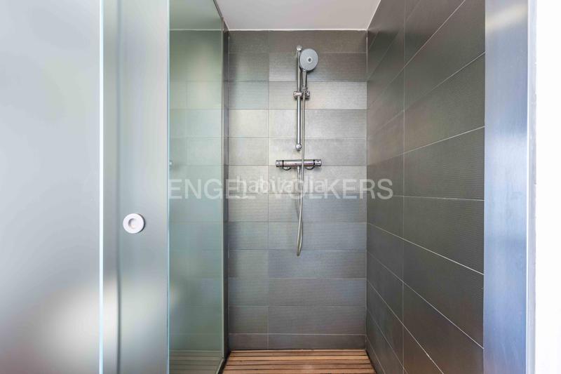 Foto baa18eba-8a84-4010-a152-aeff316f533f. Apartamento luminoso piso con balcón corrido y parking en galvany en Barcelona