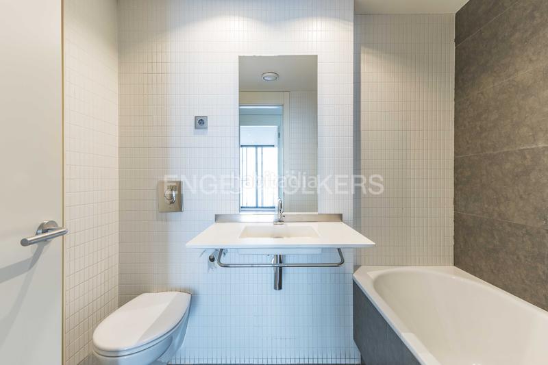 Foto bd49a5a1-7868-4f94-9e5c-50e252e05a72. Apartamento luminoso piso con balcón corrido y parking en galvany en Barcelona