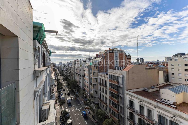 Foto c73a7255-0181-44a0-bda2-5b4846e04d67. Apartamento luminoso piso con balcón corrido y parking en galvany en Barcelona