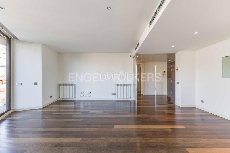 Foto c90b5cc0-4c40-4909-b352-8a99c2901eaf. Apartamento luminoso piso con balcón corrido y parking en galvany en Barcelona