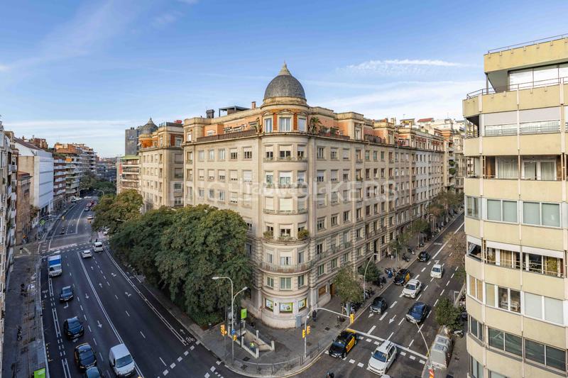 Foto d4671b6f-6191-49ad-9ce2-4128b8d441f6. Apartamento luminoso piso con balcón corrido y parking en galvany en Barcelona