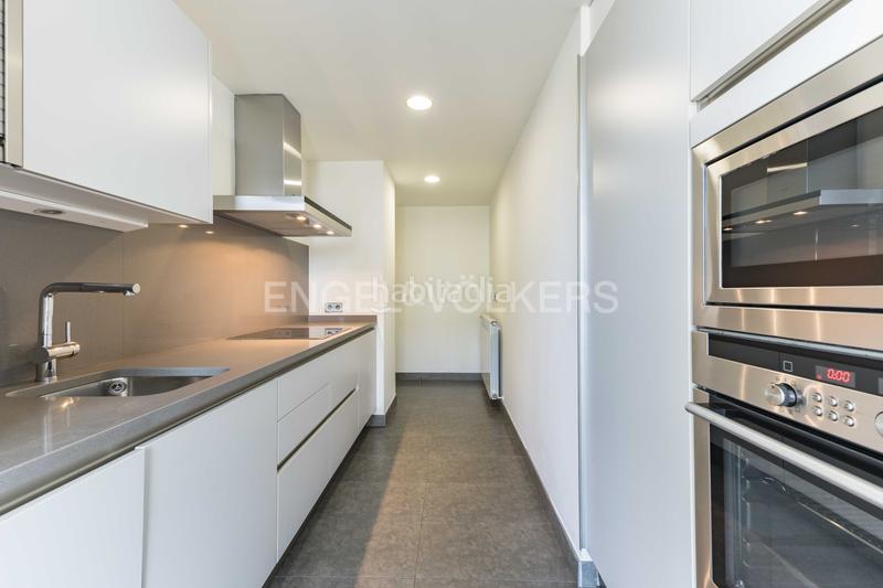 Foto d9de54ac-d436-4233-82ea-2023647ca5ff. Apartamento luminoso piso con balcón corrido y parking en galvany en Barcelona