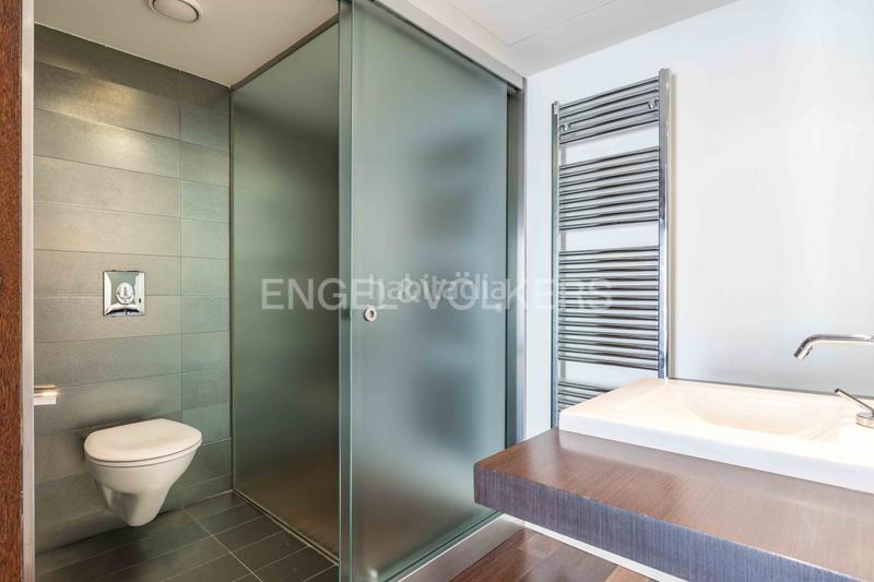 Foto df031bff-8800-43a3-9977-e81433440308. Apartamento luminoso piso con balcón corrido y parking en galvany en Barcelona