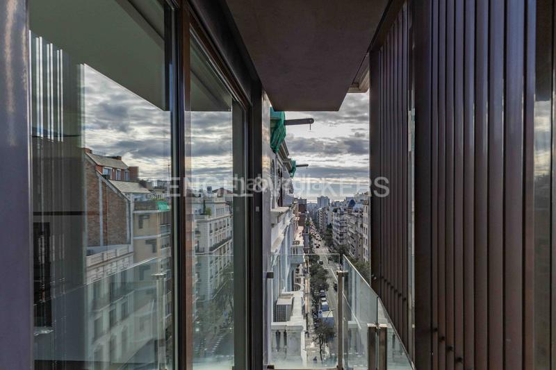 Foto df4f931e-801b-4b50-a185-7cce1f67644f. Apartamento luminoso piso con balcón corrido y parking en galvany en Barcelona