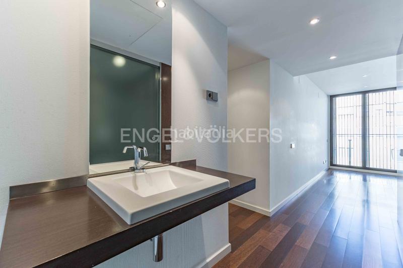 Foto e1170513-4a1c-447a-b6b9-d3d79bec0615. Apartamento luminoso piso con balcón corrido y parking en galvany en Barcelona