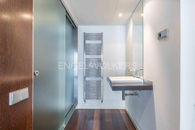 Foto e21d601f-2ae2-4ce1-ba35-b6b01d2c8251. Apartamento luminoso piso con balcón corrido y parking en galvany en Barcelona